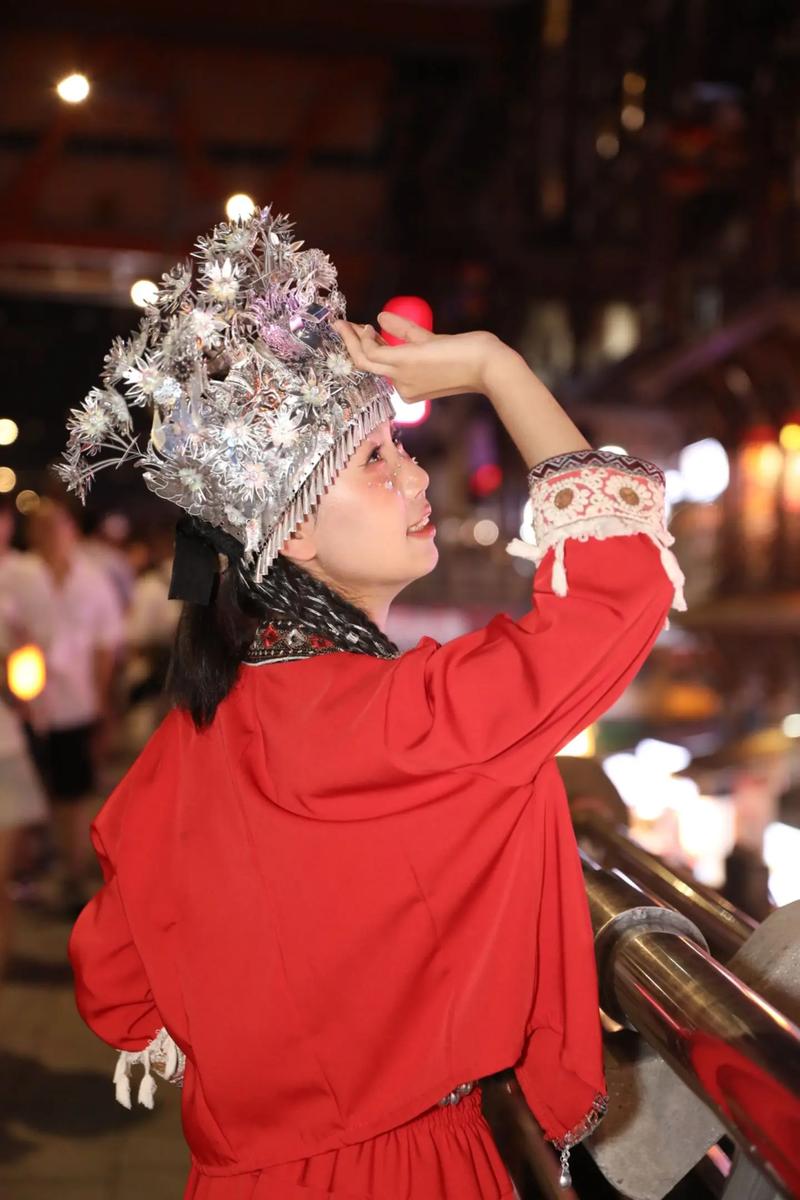 總要穿一次苗族服飾吧，解鎖洪崖洞的夜與熱